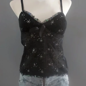 Stickat linne - Jättegulligt stickat linne med ett paljettmönster, storlek 40 men skulle säga att den passar någon som har storlek 36/ s bättre ! 💓