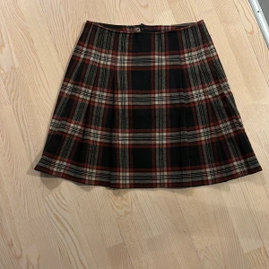 Kjol  - Kjol från PTA  Lågmidjad  Ull och fodrad  Storlek 38  Köpare står för frakt 