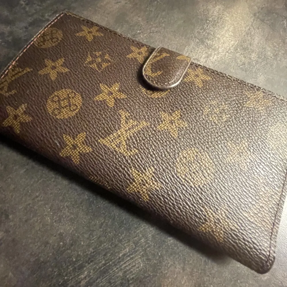 Snygg rymlig Louis Vuitton plånbok rep. Oanvänd i nyskick. Ej äkta men väldigt snygg kopia.. Accessoarer.