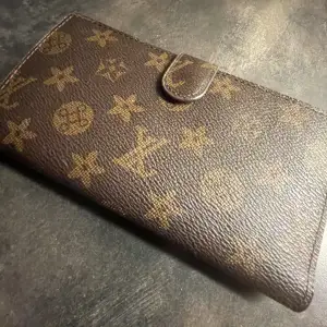 Snygg rymlig Louis Vuitton plånbok rep. Oanvänd i nyskick. Ej äkta men väldigt snygg kopia.