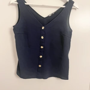 Blå topp - Fin blå topp med knappar i mitten 