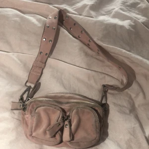 Gina tricot väska  - Säljer min rosa gina väska eftersom att den aldrig kommer till användning, den tvättas innan den postas, inga skador♥️
