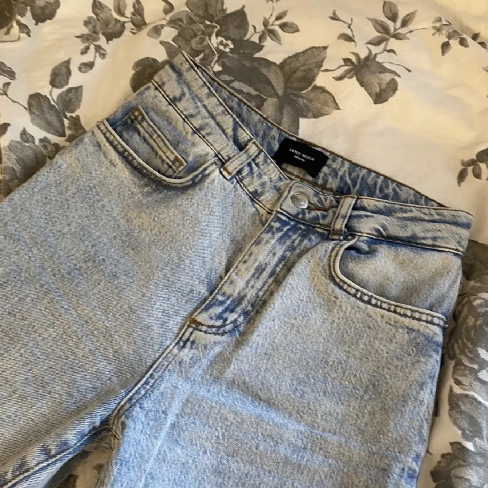 Jeans med rak passform från vero moda. Mellanhög midja. Använda men i väldigt fint skick🩷. Jeans & Byxor.