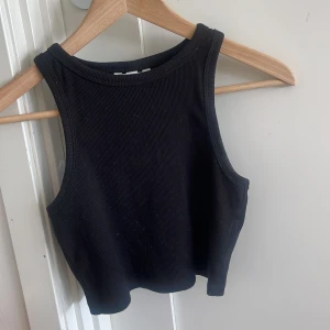 Svart linne - Svart tank top/linne från h&m i bra skick