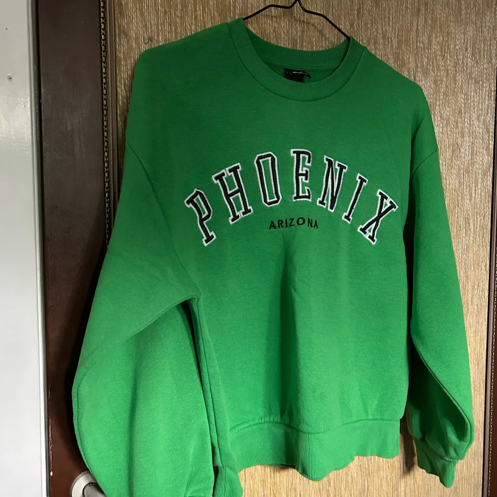 Grön collage tröja från Gina som är jätte skön och sitter jätte fint. Säljer pga kommer inte till användning. Är en XS men passar en S.. Tröjor & Koftor.