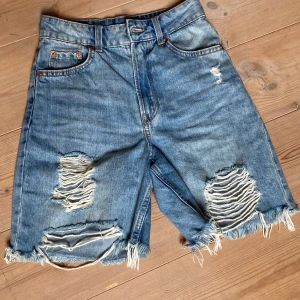 Jeansshorts stl 32 - Slitna och coola jeansshorts 
