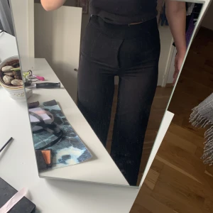 Kostymbyxor - Bekväma och fina kostymbyxor från bikbok. Använda en hel del men fortfarande i fint skick, dock lagade en gång i bak men inget som syns tydligt.  Fållen på byxorna är upptagen för att göra de längre. En aning korta på mig som är 170 🥰💃🏼 Tunnare material