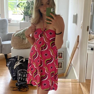 Sommarklänning från Zara - Knappt använd sommarklänning från Zara! Säljs eftersom den tyvärr är för liten för mig i bysten 