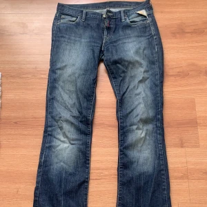 Jeans - Nu säljer jag mina lågmidiga replay jeans då dom är för stora och kommer inte till så mycket användning lite slitna vid foten /om ni frågar någon mer så skriv gärna / mvh Tyra