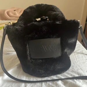 Väska - Säljer denna nya carin Wester väskan med jätte skönt tyg. då jag inte använt den men fick den i present men inte min stil❤️två fickor där inne🌸kan skicka flera bilder💕man kan ta av bandet, nypris 500-600💓