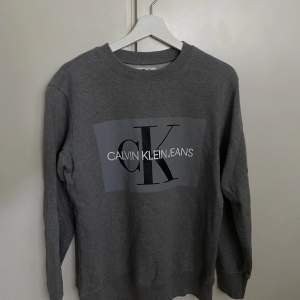 Fräsch och snygg Calvin Klein sweatshirt, inga anmärkningar 