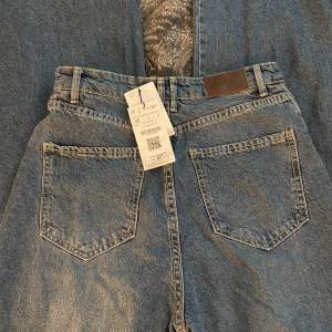 Högmidjade Raka jeans, nyskick. Storlek 36 Mitt pris: 200kr Märke: STR