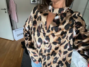Leopard topp - Säljer denna topp/blus i satin med leopard mönster. 
