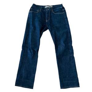 Coola vinsten lågmidjade Baggy jeans som jag sytt in i midjan, går dock givetvis att sprätta upp om det önskas! 🥰