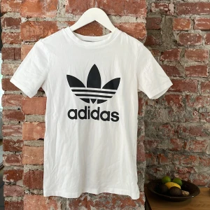 Adidas T-shirt  - Oanvänd i storlek 34