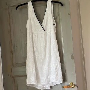 Oddmolly  - Klänning/tunika vit med svart kontrast i spets 