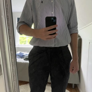 Ralph lauren skjorta - Hej säljer nu denna snygga skjorta från Ralph lauren då den inte kommer till användning! Det är storlek L men den passar för mig och jag är storlek M som ni ser på första bilden. Hör av dig om du är intresserad 