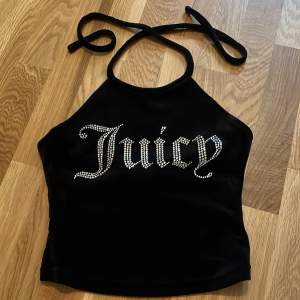 Svart juicy couture halterneck topp, i mycket bra skick och är aldrig använd🖤 