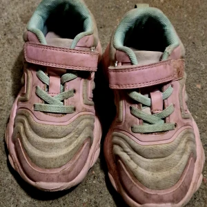 Barnskor  - Väl använda men utan skador. Kan behöva tvättas. 