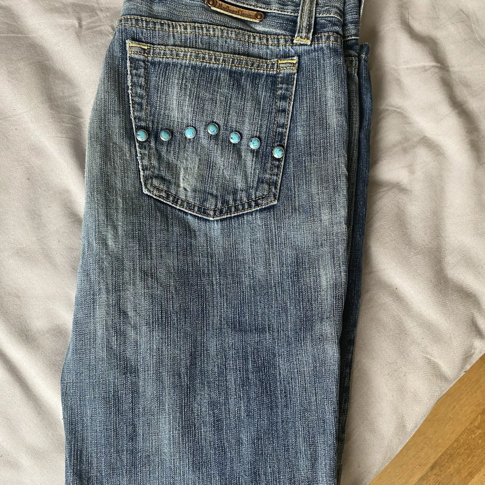 Jätte finna lågmidjade jeans men jag har ingen användning för dessa längre. Jätte finna knappar på. Men på ena fickan saknas en knapp jag har kvar den o kan sicka med den. . Jeans & Byxor.