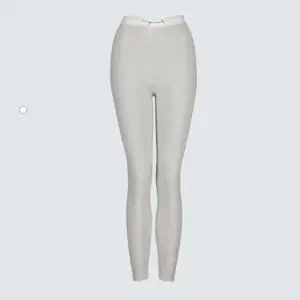 Säljer grå leggings med märket ”Orginally” på. Från new yorker i Storlek M. Säljer för de är lite för stora för mig och har aldrig använts 💕😊