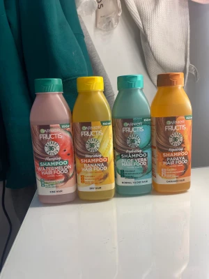 Garnier Fructis hair food schampoo - Vattenmelon, banan, aloe Vera och papaya. Alla är öppnade. Alla utom banan är testade, har markerat på bild två hur mycket som använts.   Jag har för torr hårbotten för att dessa ska fungera tyvärr, därav säljer jag de. Däremot luktar de jättegott!