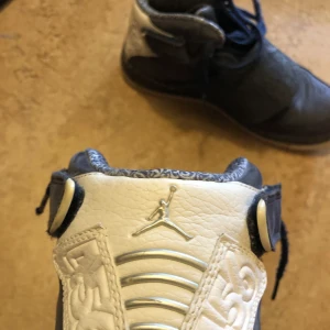 Vintage jordan  - Säljer dessa gamla jordan skor som är köpta i new york! De säljs ej längre! Dom är i man-storlek (43)! Kontakta mig för fler bilder eller frågor 💋