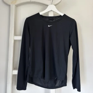 Nike träningströja - Helt ny träningströja från Nike💖💖💖💖hann inte lämna tillbaka den, därav är prislappen kvar! Köpt för 400 kr
