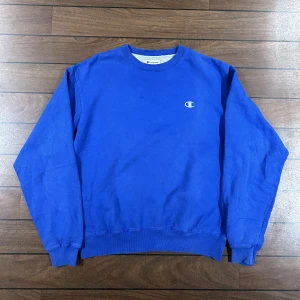 Champion Simple logga Blå Sweatshirt  - Snygg vintage sweatshirt i storlek M! Bara att skriva om du undrar över något🙏