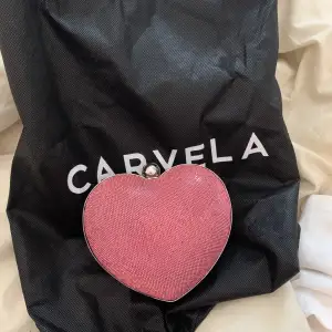 En hjärtväska från märket carvela. Aldrig använd.  Nypris 1500kr. Säljes för 900kr + frakt