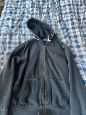 Vintage polo hoodie - Säljer nu denna på Plick då jag inte riktigt var nöjd med storleken(köpt på Plick) otroligt trevlig tröja med vintage känsla.