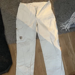 Fjällräven byxor  - Ett par snygga vita fjällräven byxor, finns en liten fläck på framsida ben därmed ett lägre pris