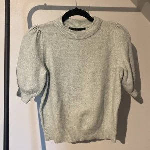 Populär stickad topp - säljer denna populära stickade toppen ifrån veromoda, färgen är väldigt ljusgrön 