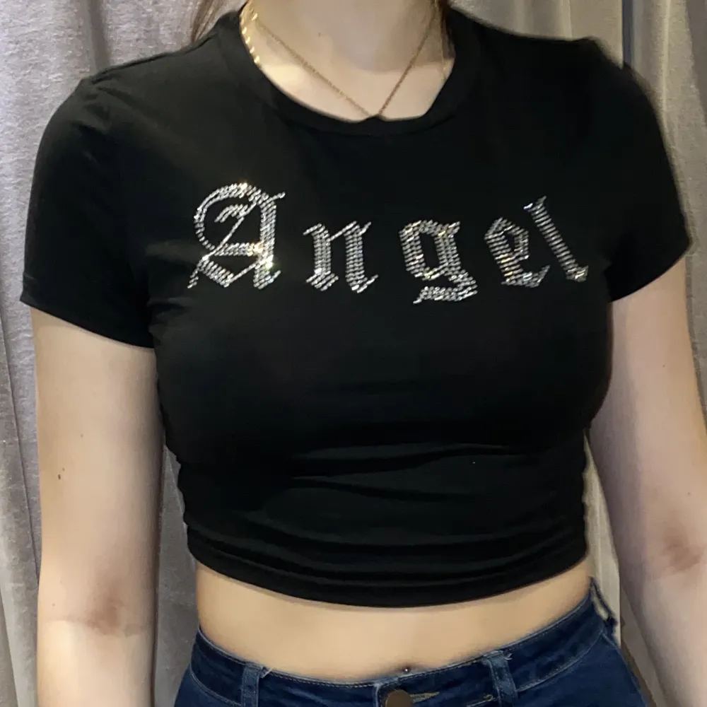 Svart croptop med texten angel, storlek 36✨. Toppar.