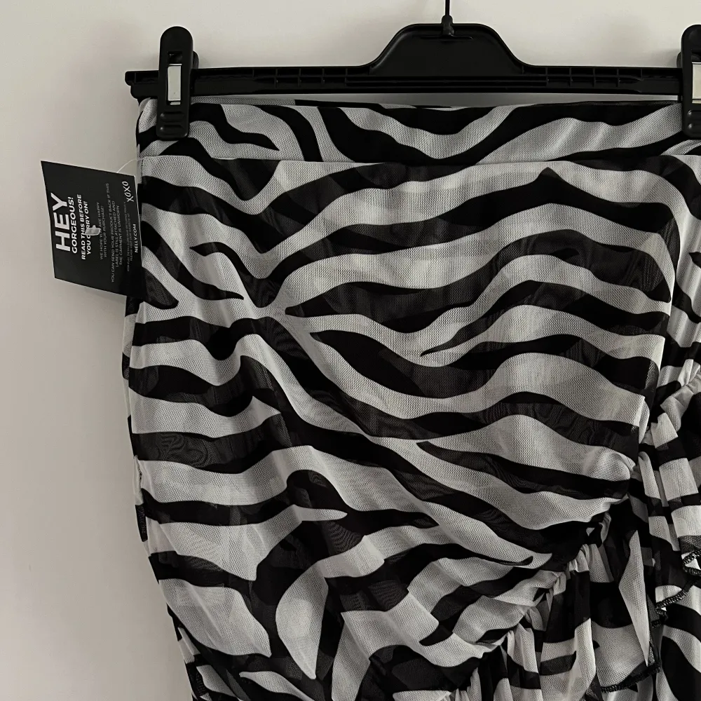 Snygg kjol från Nelly med zebraprint, aldrig använd.🦓. Kjolar.