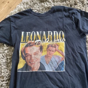 leonardo dicaprio t-shirt  - denna t shirt har jag haft ett tag men inte använt så pass mycket. den är bara lite sliten på tycket men annars helt okej 💞