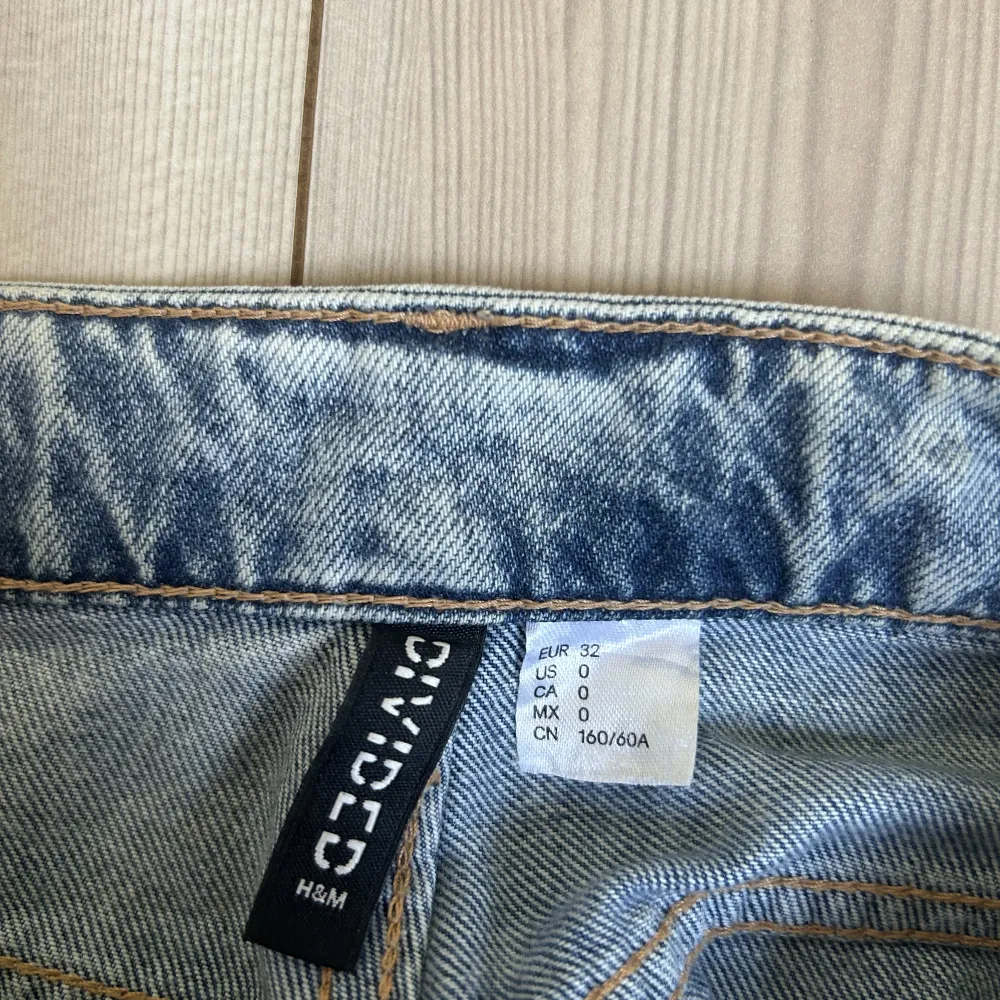 Säljer mina favorit jeansshorts, skitsnygga och så fina nu på sommaren, säljer för dom ej passar mig längre💗💗💗. Shorts.