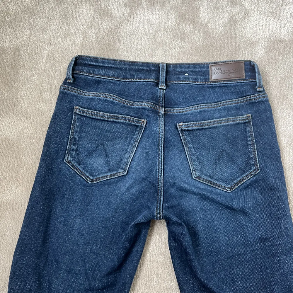 Fina mörk blå wrangler jeans i bra skick💗. Jeans & Byxor.