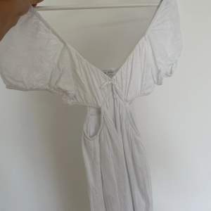 En söt vit klänning med varsin öppning vid sidan.  Från Pull&Bear, storlek S, frakt tillkommer.