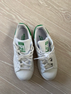 Stan Smith sneakers - Hej, säljer dessa super trendiga stan Smith skorna💞 Har användts fåtal gånger och är precis som nya😊 köptes på zalando för 1200kr och säljs för 800kr💞💞