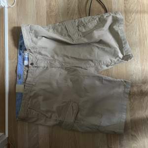 HELT NYA jätte baggy cargo shorts size 62 midja!! Tags kvar och allt nypris 799