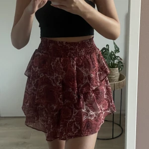 Volangkjol - En volangminikjol i roströd o vit