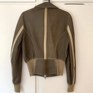 Vintage läderjacka - Supersnygg jacka i äkta italienskt läder, köpt vintage, från Milano 💖🫶 storlek är svårtolkad på lappen, men jag är 161 cm och är en XS/S. Sitter väldigt snyggt, tightare runt midjan när den är stängd, skriv för fler bilder etcetc 