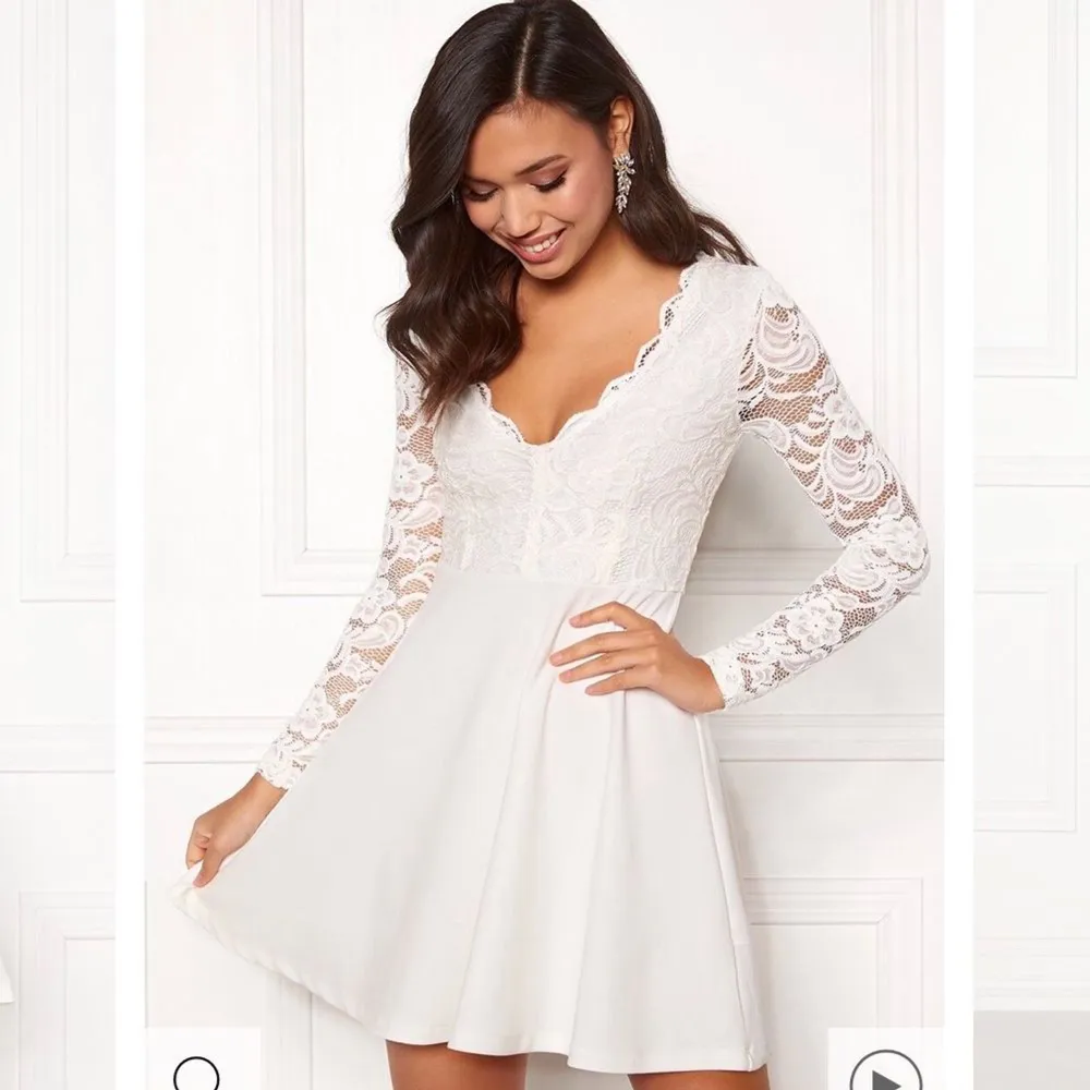 Säljer denna fina spetsklänning från bubbleroom då den endast är använd en gång💓. Klänningar.