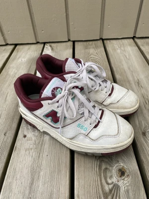 New Balance 550 - Coola New Balance 550 i färgen vinröd och mintgrön!⚡️Inga skador utan bara andvända och lite smutsiga! Nypris är 1 650 kr och dom är köpta på Vallgatan!☀️