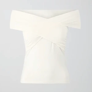 Gina topp - Säljer min topp från gina då den är för stor. Den är bara använd en gång och är helt felfri. Köptes för 249 men jag säljer den för 200. Dm för mer info eller fler bilder💕