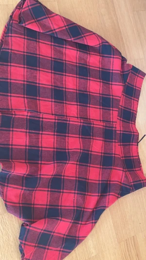 XXL röd rutig alt kjol - Rökfrit hem och har aldrig haft på mig eller testad därav att jag såg att den var för stor för mig. Tar bara Swish , XXL men man kan knyta den så att den blir lite tightare! Inte stretchig, har dragkedja vid höften! Kontakta gärna för fler bilder :)