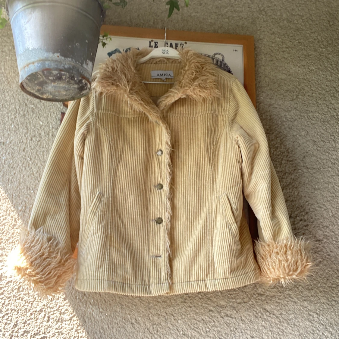 Jacka med pälsdetaljer