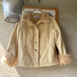 Jacka med pälsdetaljer - Jättefin Manchester med pälsdetaljer. Har varit otroligt älskad men är trots det i otroligt skick. Bra kvalitet och mkt len på både in och utsida🌸❤️pris kan diskuteras!