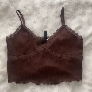 Brunt linne  - Brunt linne med fin detalj. Använd väldigt få gånger, nästan ny. Storlek M men funkar även för S. 